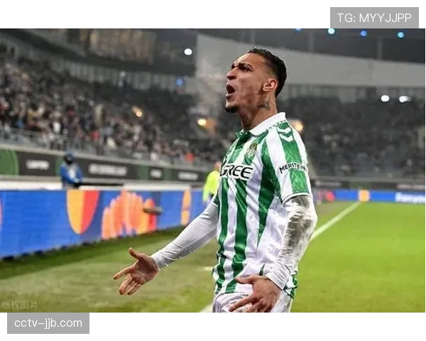 特写:贝蒂斯老将华金在训练中加练传中,助力球队提升进攻宽度利用率。