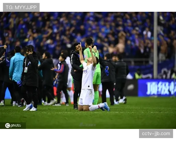 格拉纳达主场对阵阿拉维斯，主队球迷在第12分钟集体鼓掌致敬去世老主席